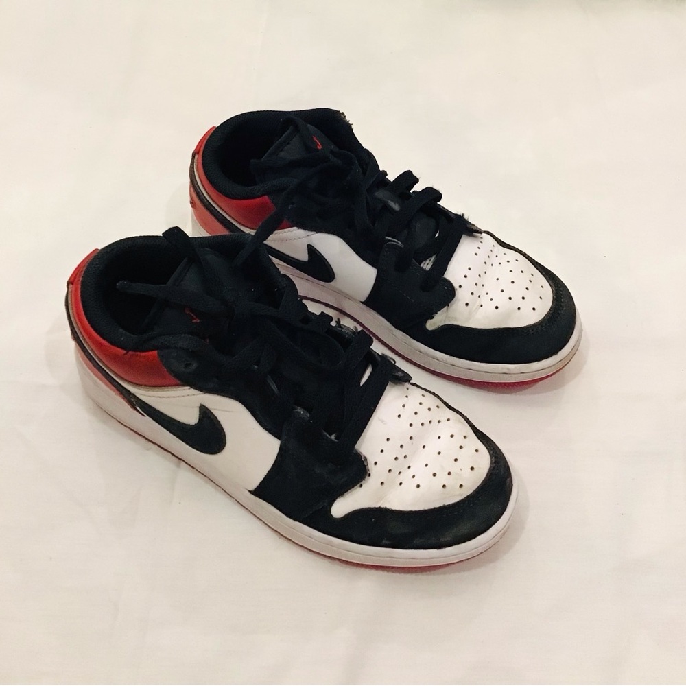 Nike Kids Low-Top Sneakers in White, Black & Red